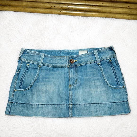 Dresses & Skirts - Y2K Light Wash Denim Mini Skirt ☁️